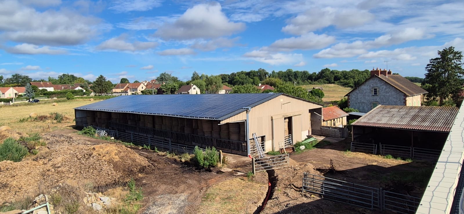 Détail des modules solaires sur toiture bac acier
