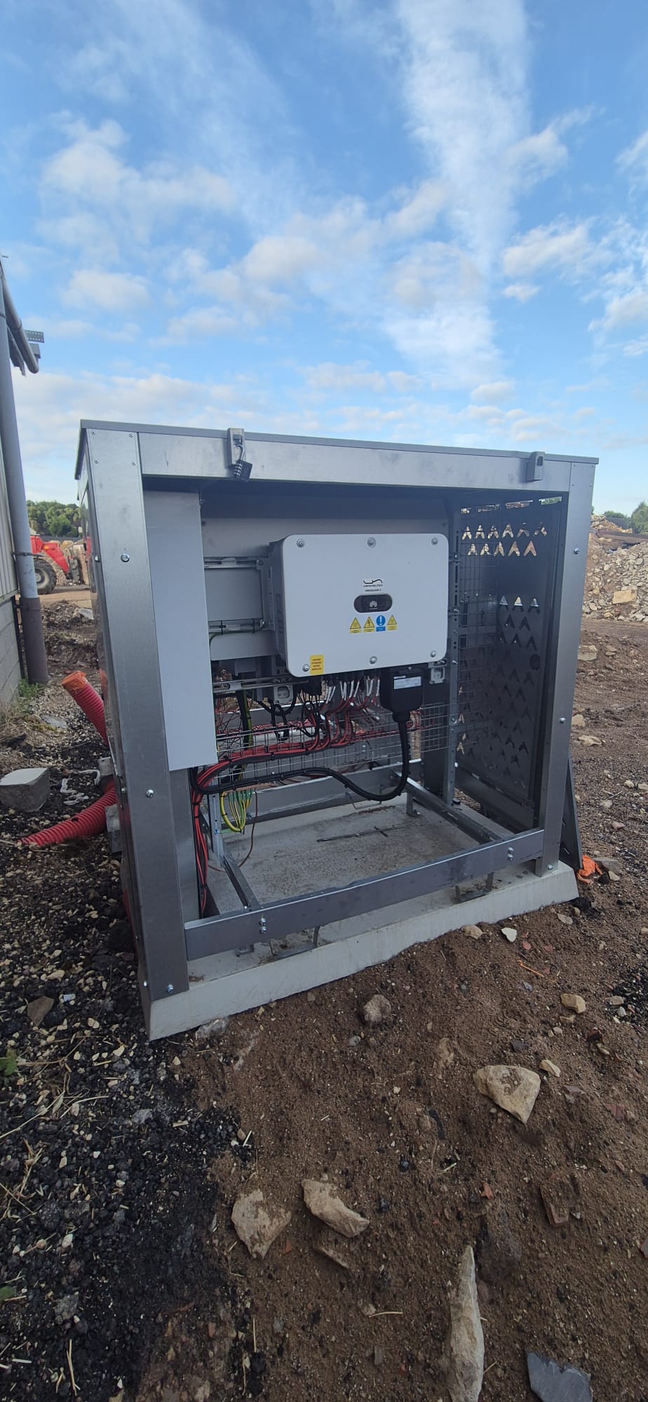 Vue rapprochée des rangées de panneaux sur bâtiment agricole