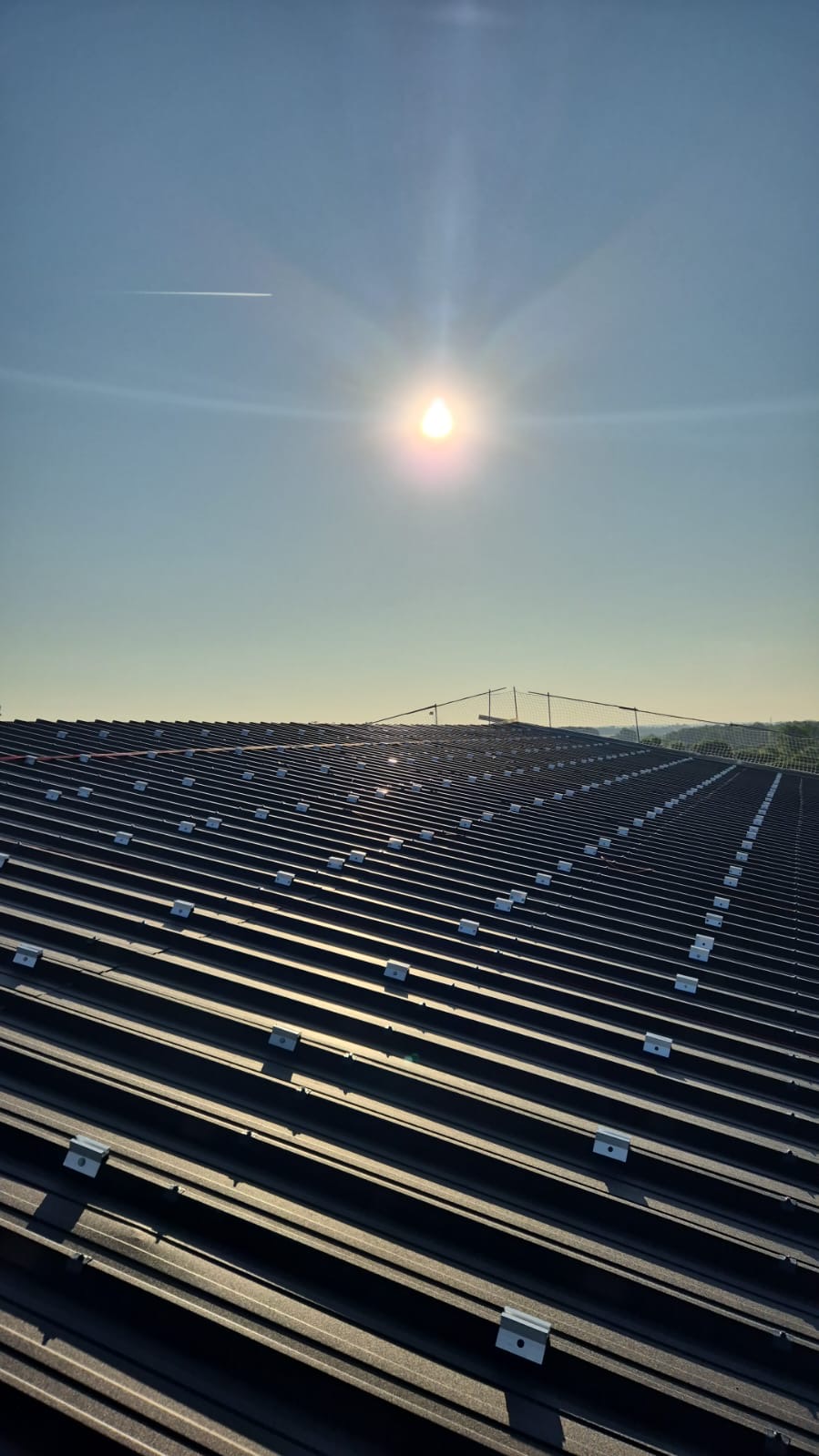 Vue de profil des toitures équipées en panneaux solaires